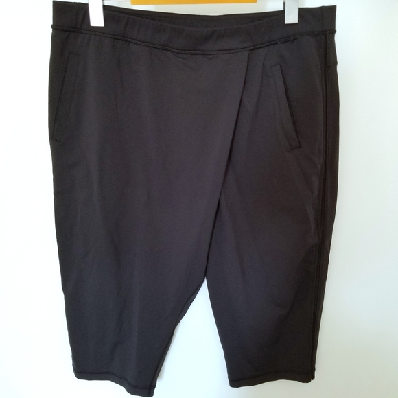 Lululemon Retreat Yogi Crop